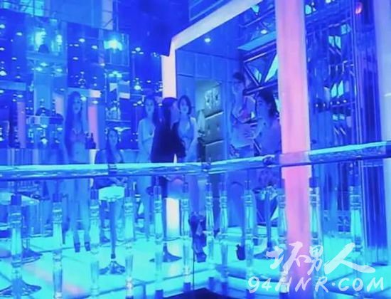 央视曝光美女伴游内幕 白天陪玩晚上陪睡 伴游网站卖淫微信群QQ群