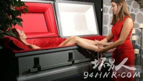 慎点!实拍裸体女尸棺内换衣全过程