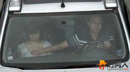 嫩模遭男主持石岩当众袭胸 摸一把变揉不停