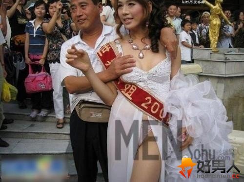 这位大哥光天化日之下袭胸世界小姐比赛选手,引起众怒。