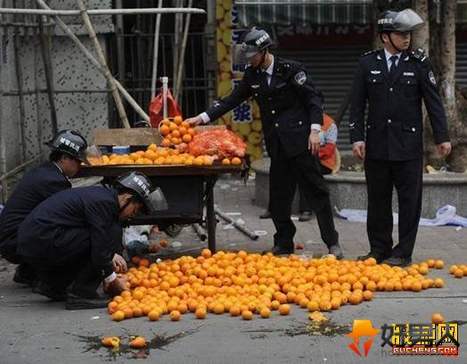 商贩跪地抗议城管事件