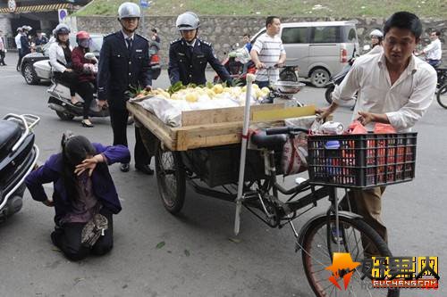 商贩跪地抗议城管事件