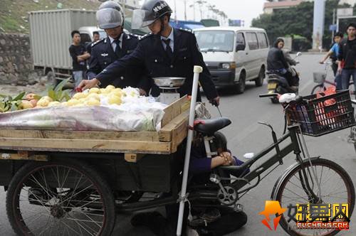 商贩跪地抗议城管事件