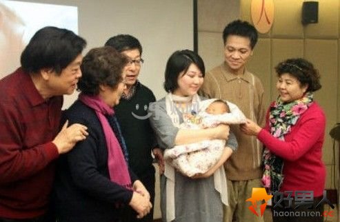赵忠祥孙子满月全家福