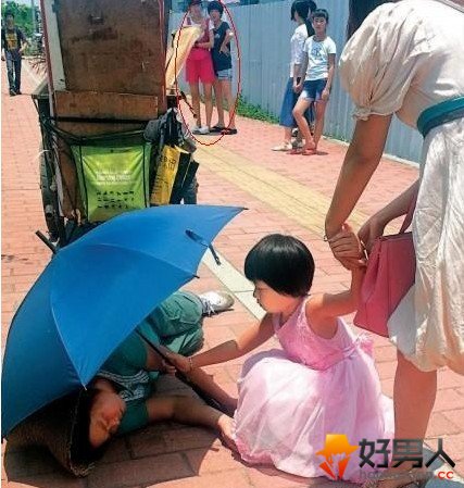 小女孩为清洁工撑伞