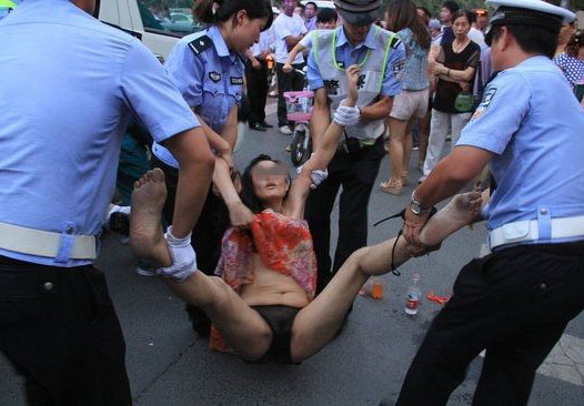 警察当街抬半裸女 曝光裸女与警察的直接身体接触【图】