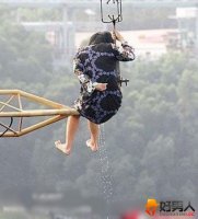 美女尿失禁瞬间 真是尴尬不敢直视啊