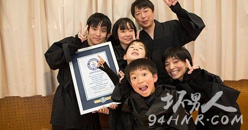 Largest-gathering-of-people-dressed-as-ninjas-children-with-certificate_tcm25-426410_tcm32-426718