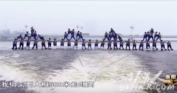 largest-human-waterskiiing-pyramid-climbing-up_tcm25-399585_tcm32-400100