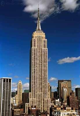 I found this great roof somewhere south of the Empire State Building where I could get this shot. except for the extremely UGLY building that is just to the left of it here, everything is perfect. I came back to this location often to try and get a shot with 