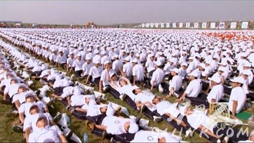 longest-human-domino-line---falling_tcm25-387118_497x280