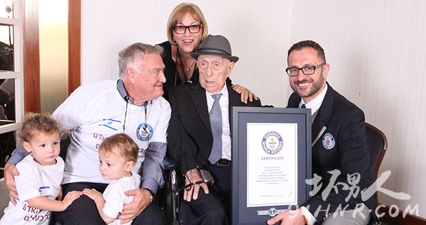New-Oldest-man-Israel-Kristal-with-Marco-Frigatti-Head-of-Records--son-Heim-Kristal-daughter-Shula-Kuperstoch-and-great-grandkids_tcm25-420329_tcm32-420499