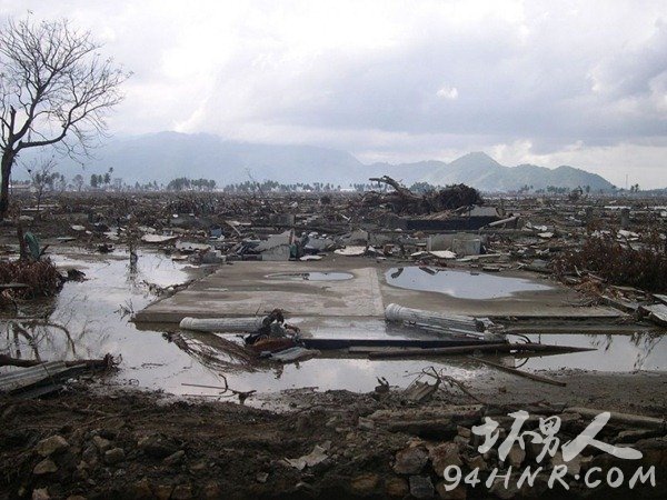 Tsunami_aftermath._Aceh_Indonesia_2005._Photo-_AusAID_10730780634